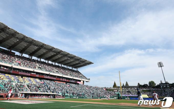 22일 오후 인천 미추홀구 문학동 SSG랜더스필드에서 열린 프로야구 '2023 신한은행 SOL KBO 포스트시즌' 준플레이오프 1차전 NC 다이노스와 SSG 랜더스의 경기가 2만2천 만원 관중의 응원 속에 진행되고 있다. 2023.10.22/뉴스1 ⓒ News1 이동해 기자