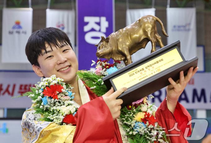 [사진] 황소트로피 든 김무호