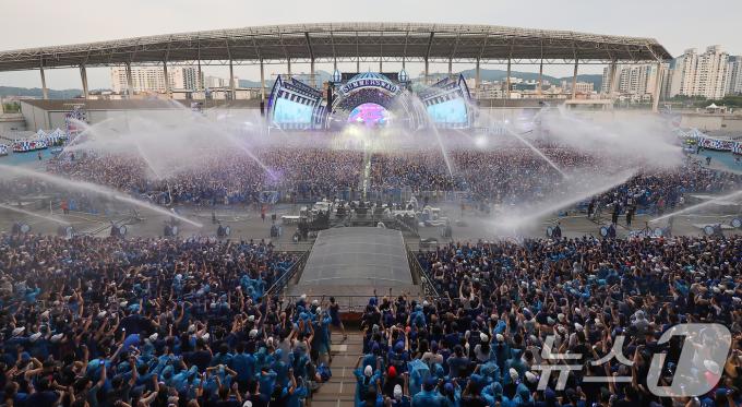 [사진] 한 여름 밤의 축제 '싸이 흠뻑쇼'