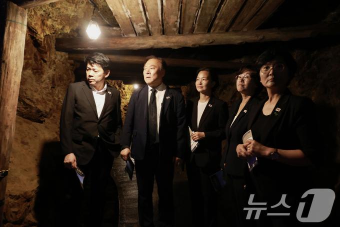 [사진] 사도광산 찾은 野의원들