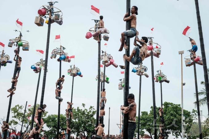 [사진] [포토]인니 독립기념일 축제…기름 장대 오르기