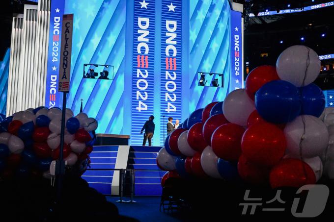 15일(현지시간) 미국 민주당 전당대회가 열릴 예정인 일리노이주 시카고의 유나이티드 센터에서 직원들이 무대를 점검하고 있다. 오는 19일부터 22일까지 열리는 전당대회에서는 카멀라 해리스 부통령이 공식 대선 후보 지명을 수락하는 한편, 조 바이든 대통령과 버락 오바마 전 대통령, 빌 클린턴 전 대통령 등 전현직 대통령이 지원 연설에 나설 예정이다. 2024.08.15 ⓒ 로이터=뉴스1 ⓒ News1 김지완 기자
