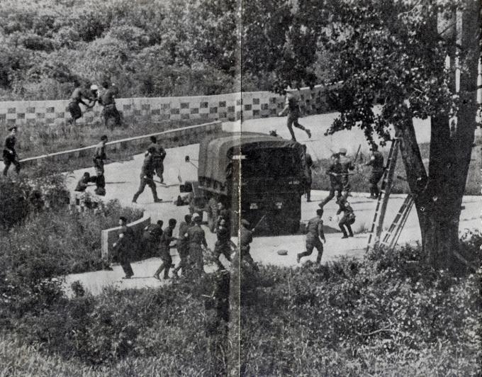 판문점 도끼 살인 사건의 발생 장면. (출처: Originally uploaded by DoubleBlue (Transferred by Grondemar), 흑백사진(1976), Wikimedia Commons, Public Domain)