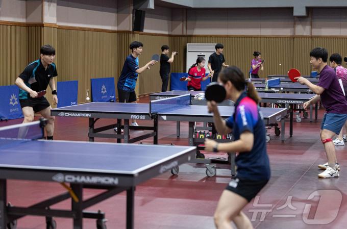 7일 오후 서울 금천구 독산고등학교 탁구전용관에서 열린 ‘2024 연예인동호회리그’ 일반인 선발전에서 참가자들이 몸을 풀고 있다. 2024.7.7/뉴스1 ⓒ News1 이재명 기자