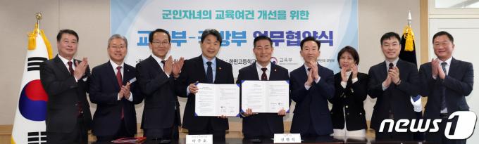 신원식 국방부장관(왼쪽 다섯 번째)과 이주호 사회부총리 겸 교육부장관(왼쪽 네 번째)이 지난 3월 11일 경기도 파주시 한민고등학교에서 '군인자녀 자율형 공립고 추진 업무협약'을 체결하고 관계자들과 기념사진을 촬영하고 있다. (국방부 제공) 2024.3.11/뉴스1