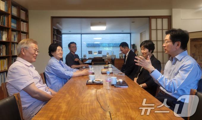 김경수 전 경남도지사가 지난 5월 22일 오후 경남 양산 평산마을을 찾아 문재인 전 대통령을 예방, 대화하고 있다. 영국 유학 중인 김 전 지사는 오는 23일 경남 김해 봉하마을에서 열리는 노무현 전 대통령 추도식에 참석하기 위해 잠시 귀국했다. (더불어민주당 경남도당 제공)2024.5.22/뉴스1