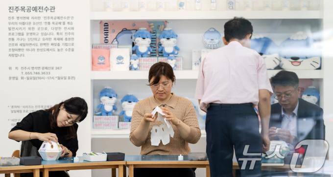 [사진] 진주남감유등전시관 찾은 장미란 차관