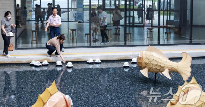 [사진] 연못에 등 띄우는 장미란 차관