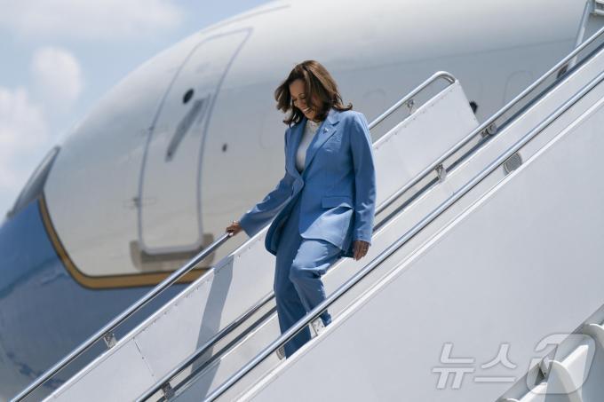 [사진] 노스캐롤라이나 공항 도착해 전용기 내리는 해리스
