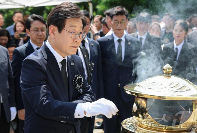 [사진] DJ묘역 찾은 이재명 전 대표