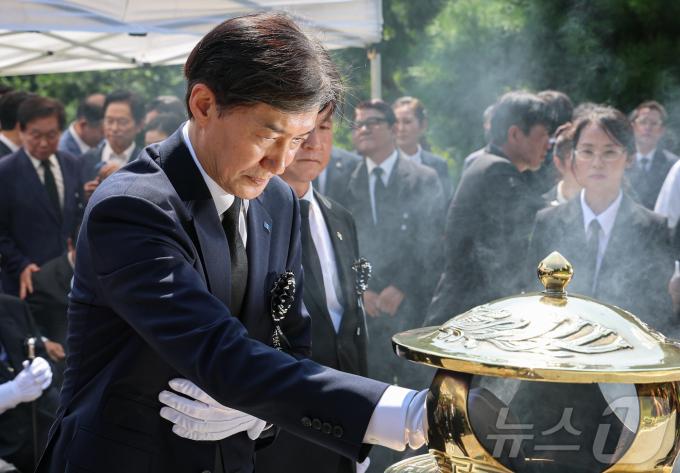 [사진] DJ묘역 찾은 조국 대표