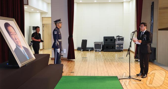 [사진] 추도사 하는 박찬대 당대표 직무대행