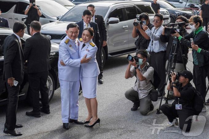 [사진] 어버지 탁신과 포옹하는 패통탄 친나왓 태국 총리
