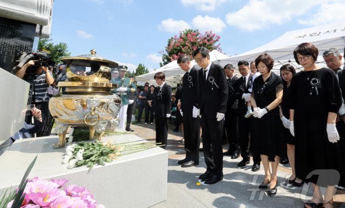 [사진] DJ 묘역 찾은 유가족들