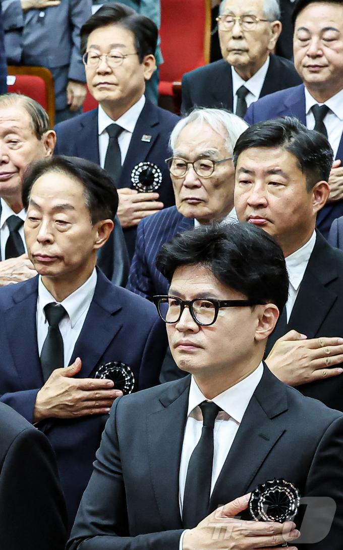 [사진] 국기에 경례하는 한동훈·이재명