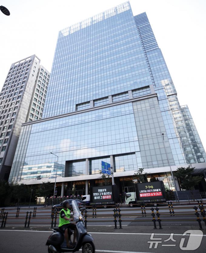 [사진] 하이브 사옥 앞 '슈가 퇴출' 트럭시위