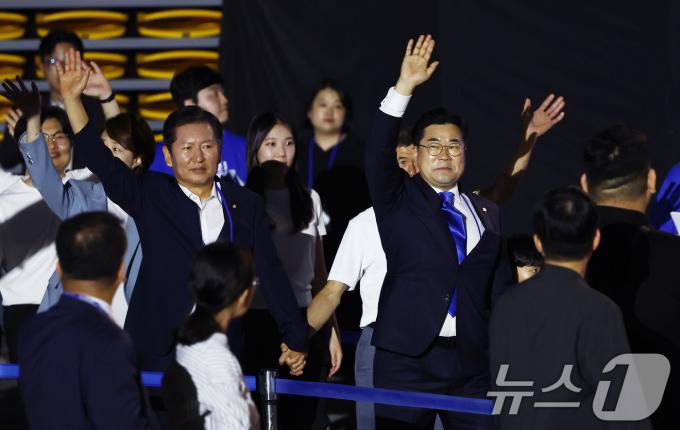 [사진] 전당대회 입장하는 박찬대·정청래