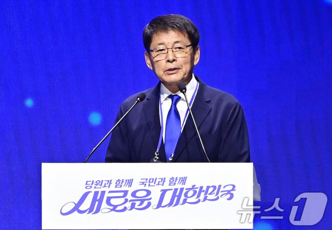 [사진] 민주당 전당대회 개회선언하는 서삼석 임시의장