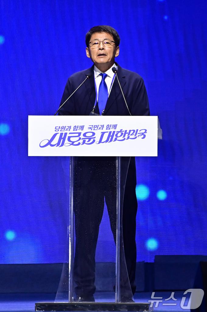 [사진] 더불어민주당 전당대회 개회선언 하는 서삼석 임시의장