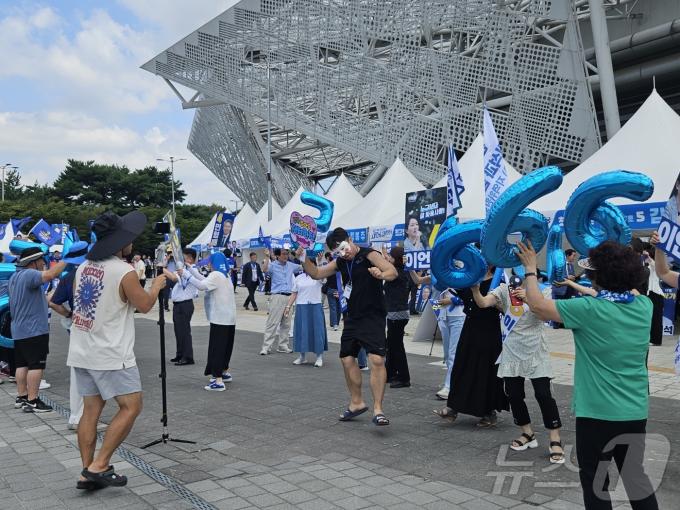 서울 송파구 올림픽체조경기장에서 열린 제1차 정기전국당원대회에서 지지자들이 저마다 지지하는 후보를 응원하고 있다. (사진 김경민 기자)