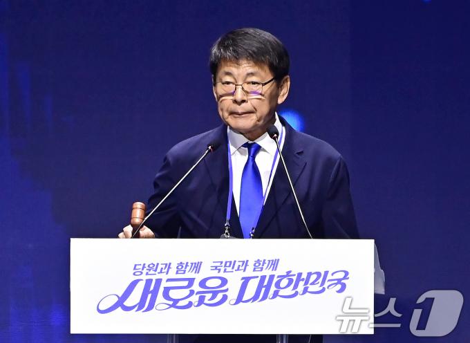 [사진] 더불어민주당 전당대회 개회선언 하는 서삼석 임시의장
