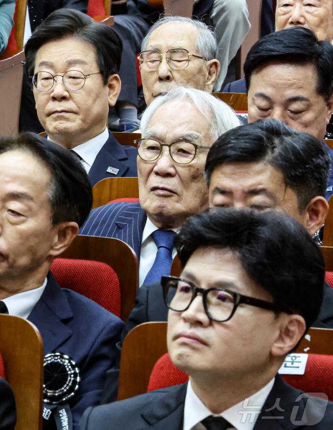한동훈 국민의힘 대표와 이재명 더불어민주당 전 대표가 18일 서울 동작구 국립서울현충원 현충관에서 열린 '김대중 전 대통령 서거 15주기 추도식'에 참석해 착석해 있다. 2024.8.18/뉴스1 ⓒ News1 김도우 기자