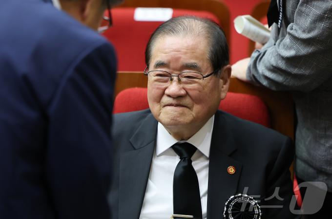이종찬 광복회장이 18일 서울 동작구 국립서울현충원 현충관에서 열린 '김대중 전 대통령 서거 15주기 추도식'에서 참석자들과 인사를 나누고 있다. 2024.8.18/뉴스1 ⓒ News1 김도우 기자