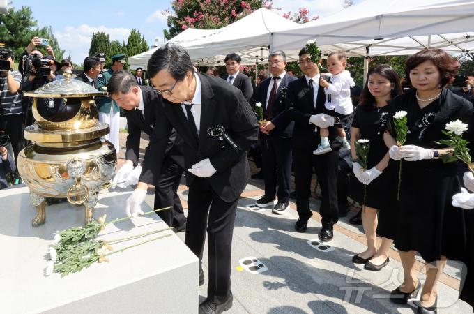 김홍업 이사장과 유가족이 18일 서울 동작구 국립서울현충원 김대중 전 대통령 묘역에서 헌화를 하고 있다. (공동취재) 2024.8.18/뉴스1 ⓒ News1 김도우 기자