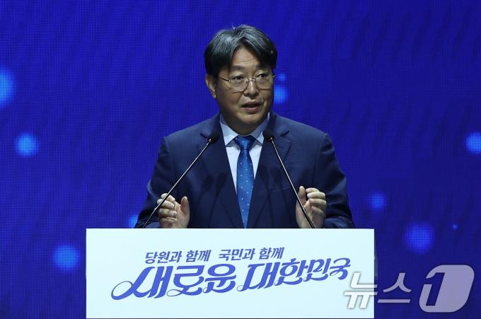[사진] 인사말 하는 이춘석 전국당원대회준비위원장