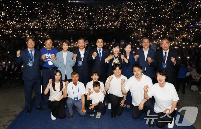 [사진] 민주당, 당원주권 비전 선포식 퍼포먼스