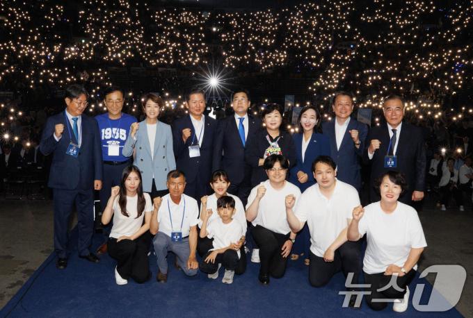 [사진] 민주당 전당대회 '당원주권 비전 선포식 퍼포먼스'