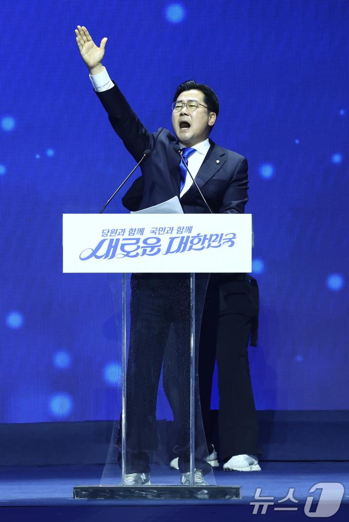[사진] 노래 부르는 박찬대 대표 직무대행