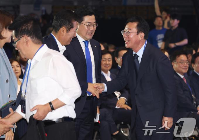 [사진] 민주당 전당대회 참석한 홍철호 정무수석