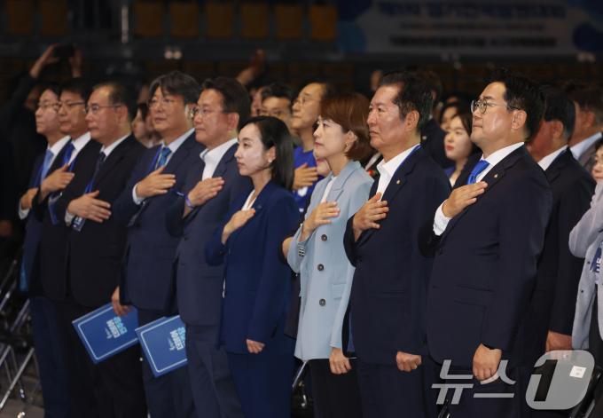 [사진] 국민의례하는 민주당 지도부