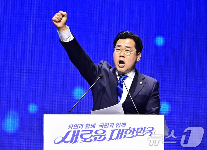 [사진] 전당대회 인사말하는 박찬대 직무대행