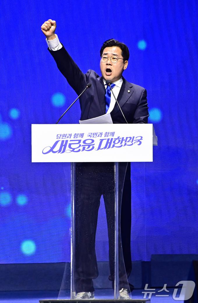 [사진] 박찬대 직무대행 '주먹 불끈'