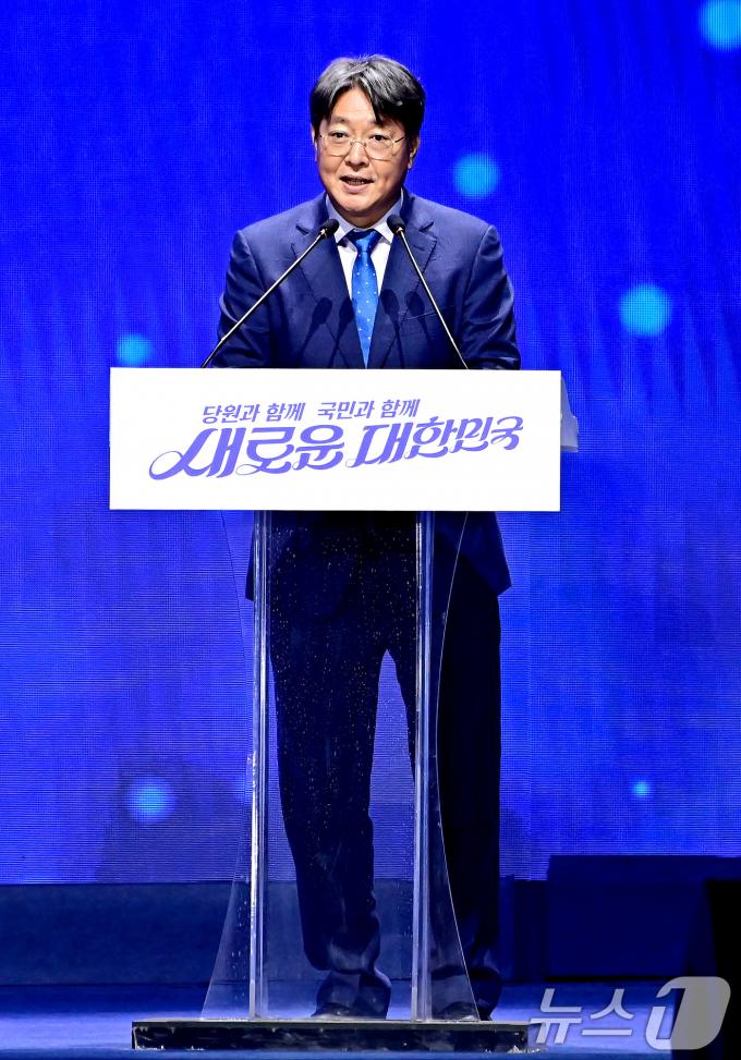 [사진] 인사말하는 이춘석 전당대회준비위원장