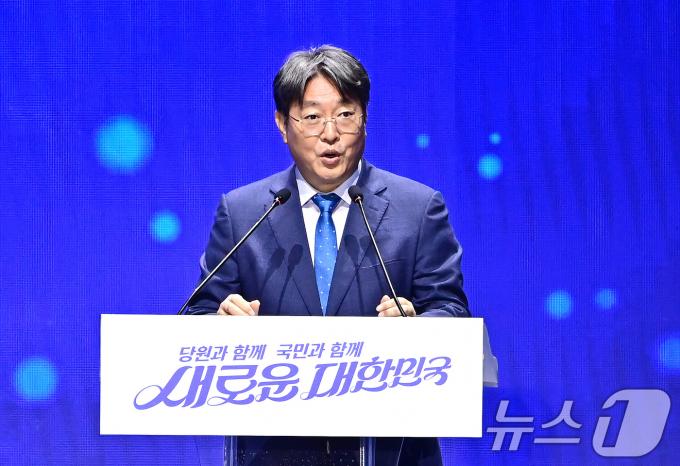 [사진] 인사말 하는 이춘석 준비위원장