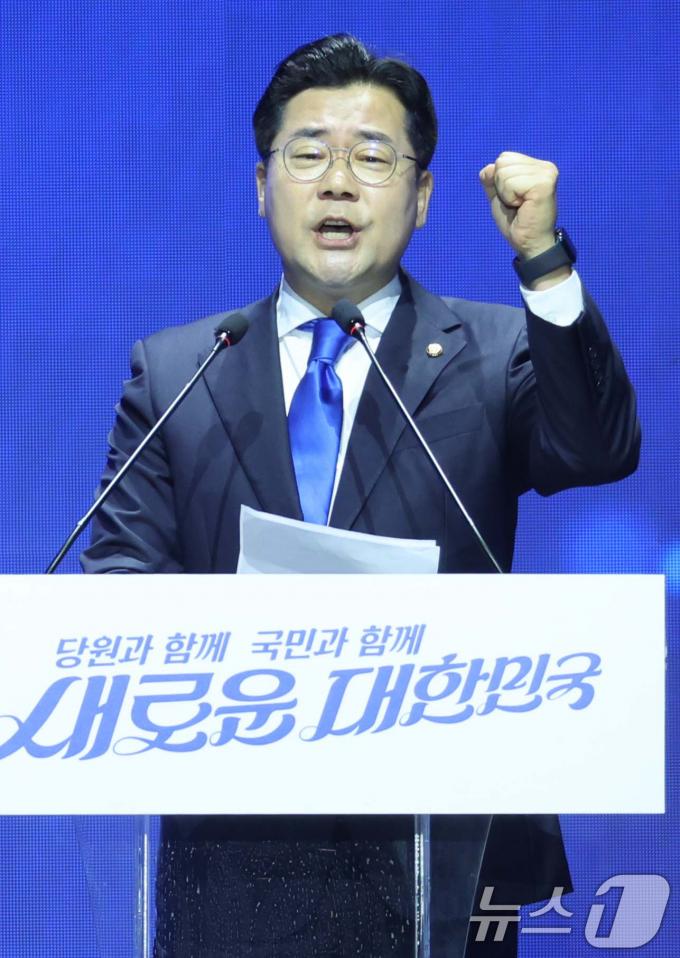 [사진] 박찬대 '주먹 불끈'