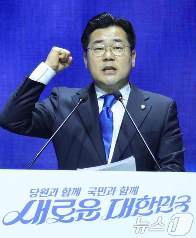 [사진] 전당대회 인사말하는 박찬대 직무대행