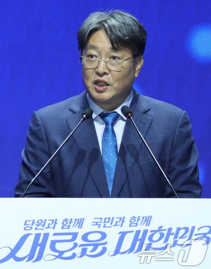 [사진] 인사말하는 이춘석 전당대회준비위원장