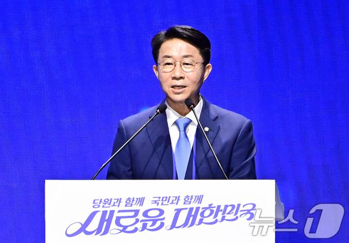 [사진] 인사말하는 조정식 신임 의장