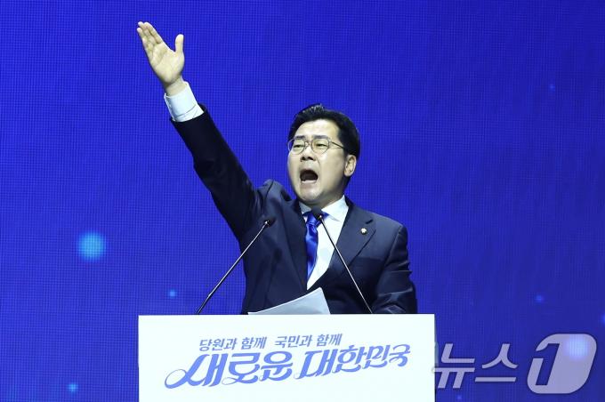 [사진] 열창하는 박찬대 대표 직무대행