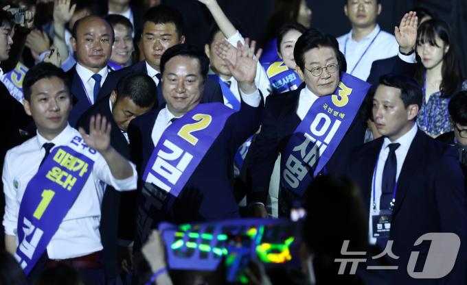[사진] 전국당원대회 입장하는 민주당 당대표 후보들