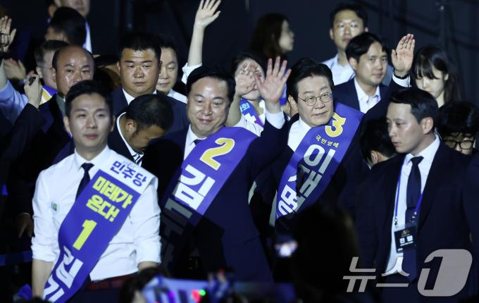 [사진] 당원들 향해 인사하는 민주당 당대표 후보들