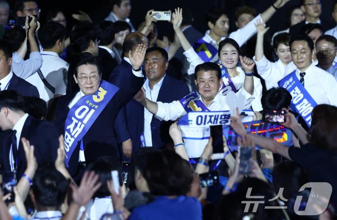 [사진] 당원들 향해 손 흔드는 이재명 대표 후보와 최고위원 후보들