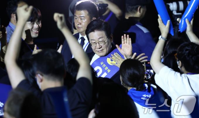 [사진] 이재명 후보, 당원들 열렬한 지지 받으며 입장