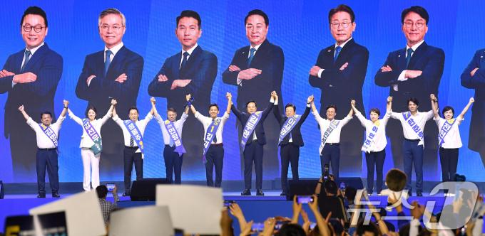 [사진] 당원들에게 인사하는 민주당 대표 및 최고위원 후보들