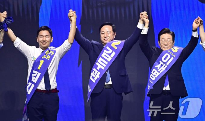 [사진] 당원들에게 인사하는 민주당 대표 후보들