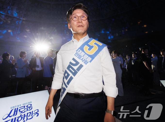 [사진] 전당대회 입장하는 김민석 후보